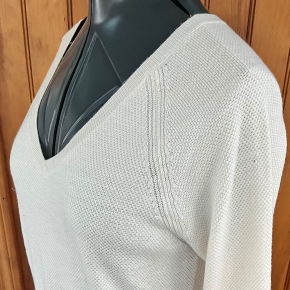 GAP Merino Wool Blend V-Neck Sweater Cream Off-White Women’s Small - Picture 3 of 6